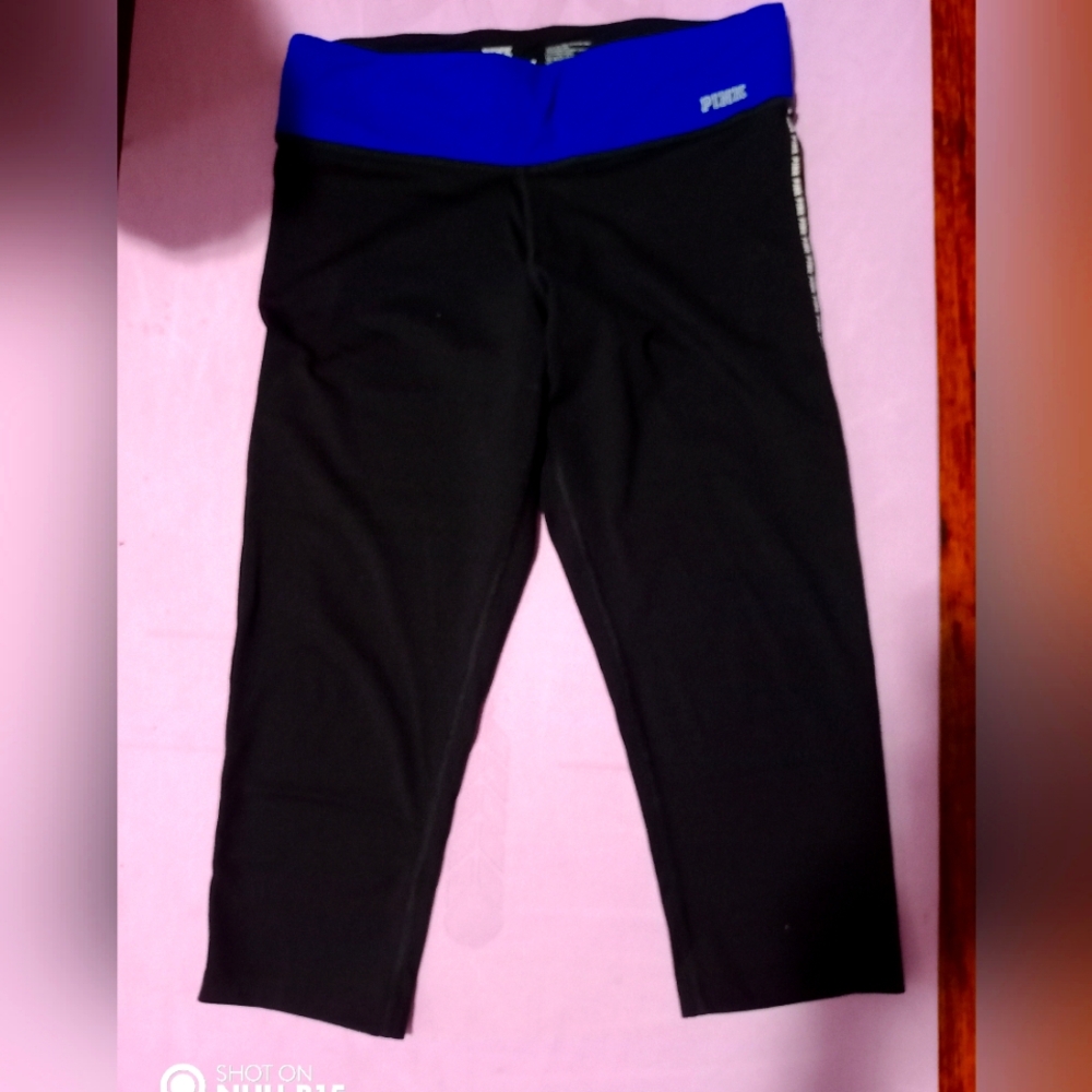 Victoria's Secret Ultimate Yoga, black leggings, with a beautiful violet top, M